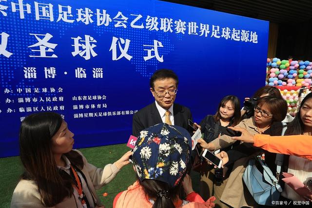 卢本伟与妻子出游！五五开依旧遮面，坐行李箱悠然自得